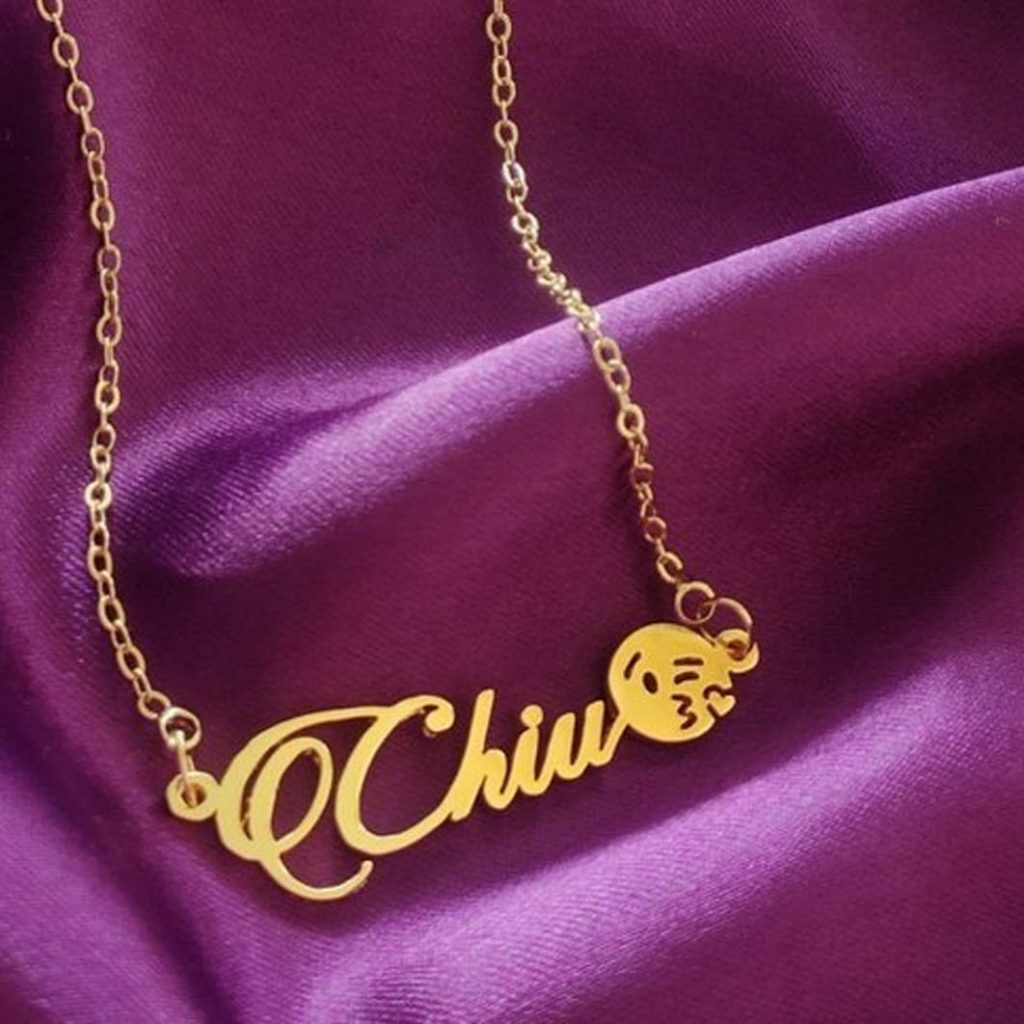 kiss-emoji-gold-plated-name-necklace-stayclassy-in